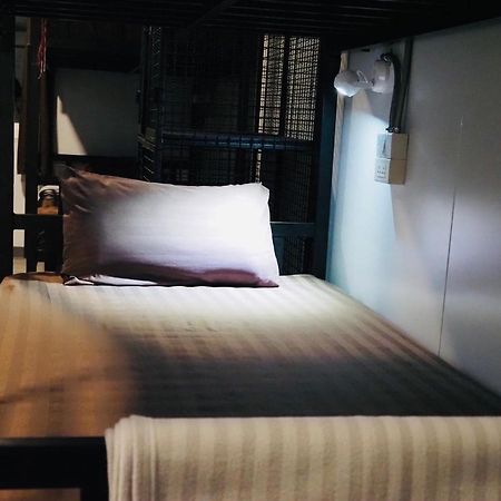 Wild Ones Hostel Банкок Екстериор снимка