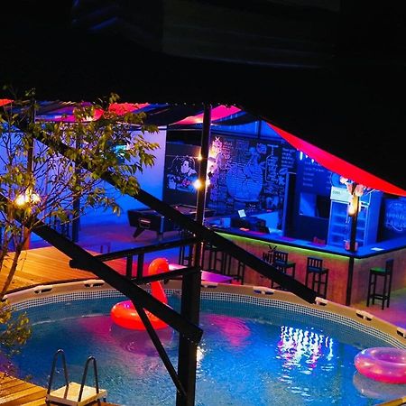 Wild Ones Hostel Банкок Екстериор снимка
