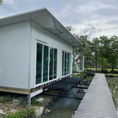 Wild Ones Hostel Банкок Екстериор снимка