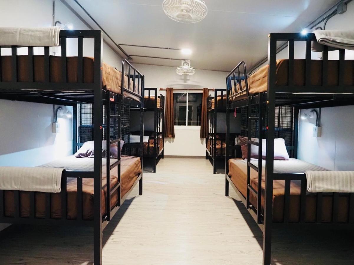 Wild Ones Hostel Банкок Екстериор снимка