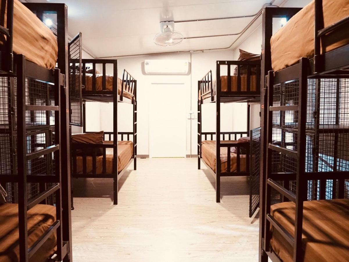 Wild Ones Hostel Банкок Екстериор снимка