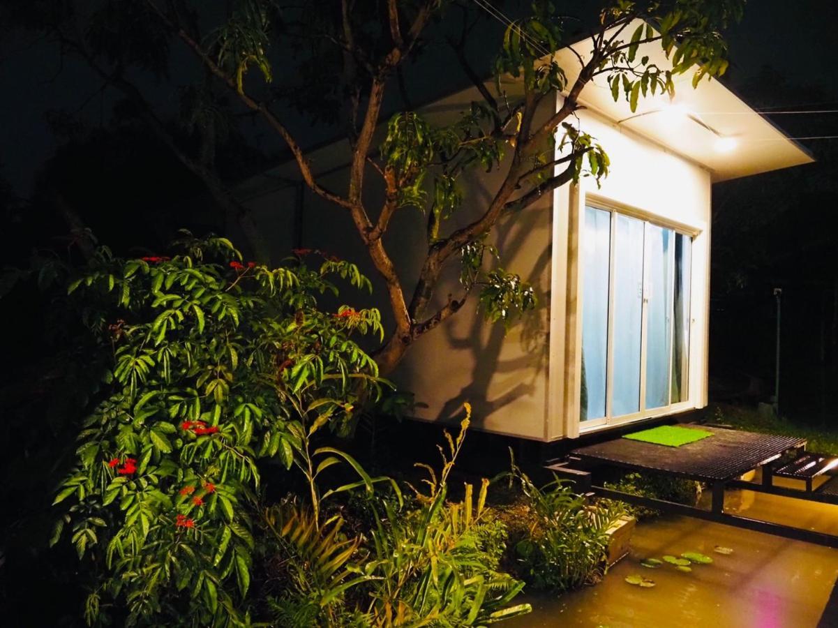 Wild Ones Hostel Банкок Екстериор снимка