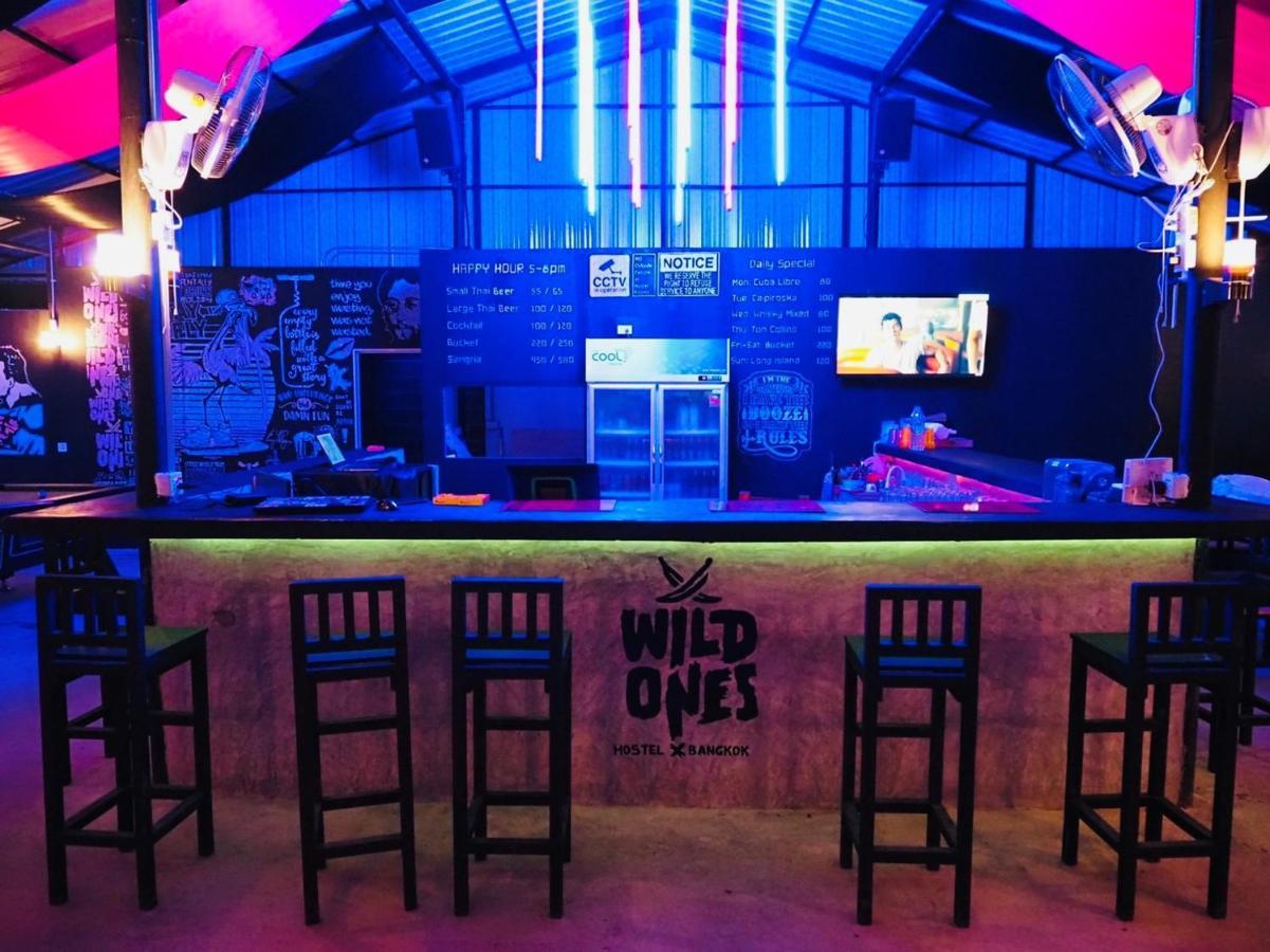 Wild Ones Hostel Банкок Екстериор снимка