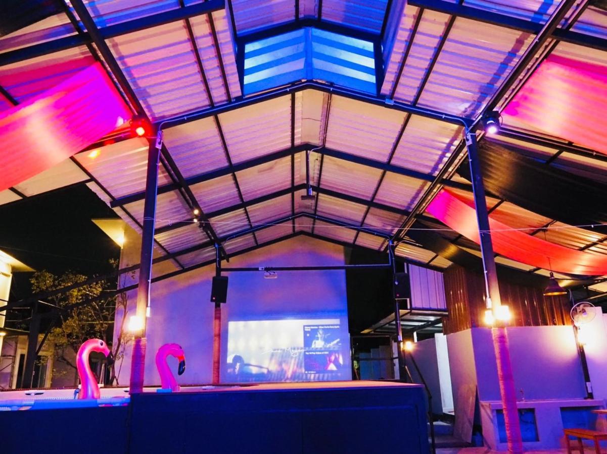 Wild Ones Hostel Банкок Екстериор снимка