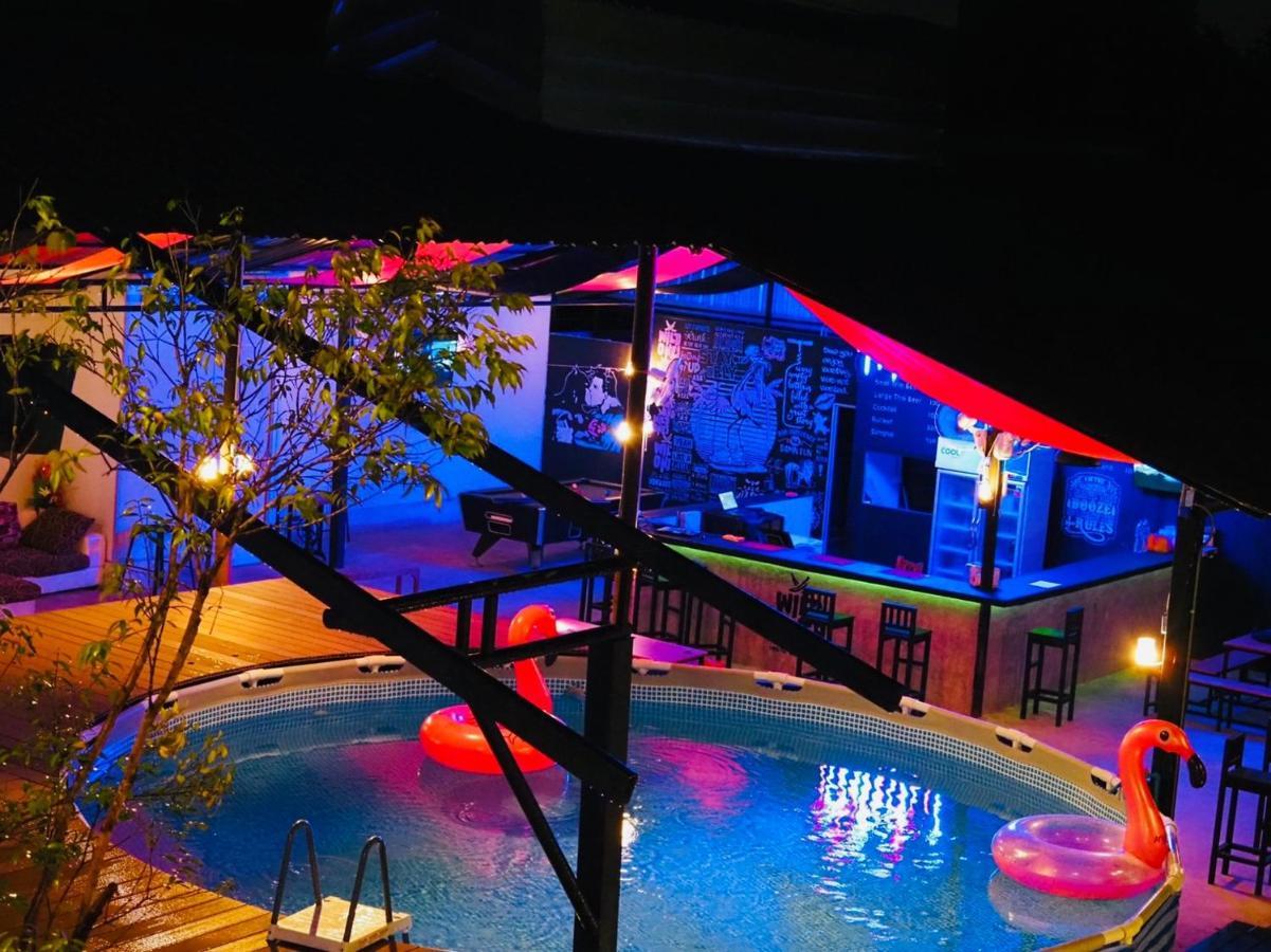 Wild Ones Hostel Банкок Екстериор снимка