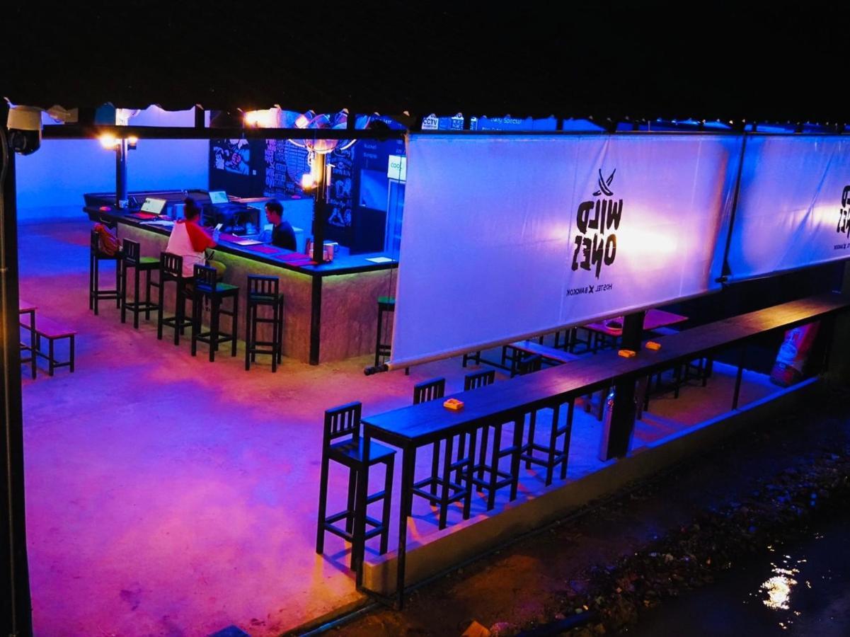 Wild Ones Hostel Банкок Екстериор снимка