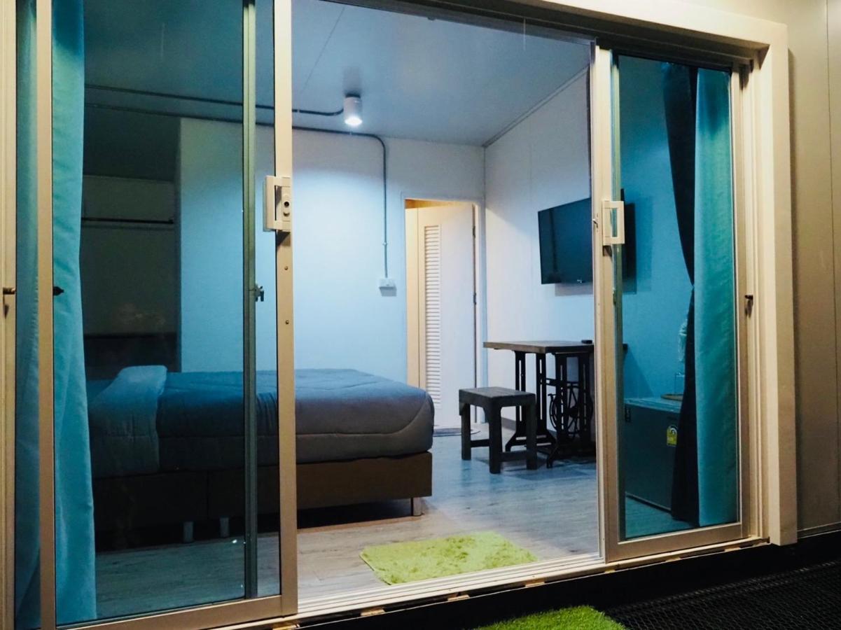 Wild Ones Hostel Банкок Екстериор снимка