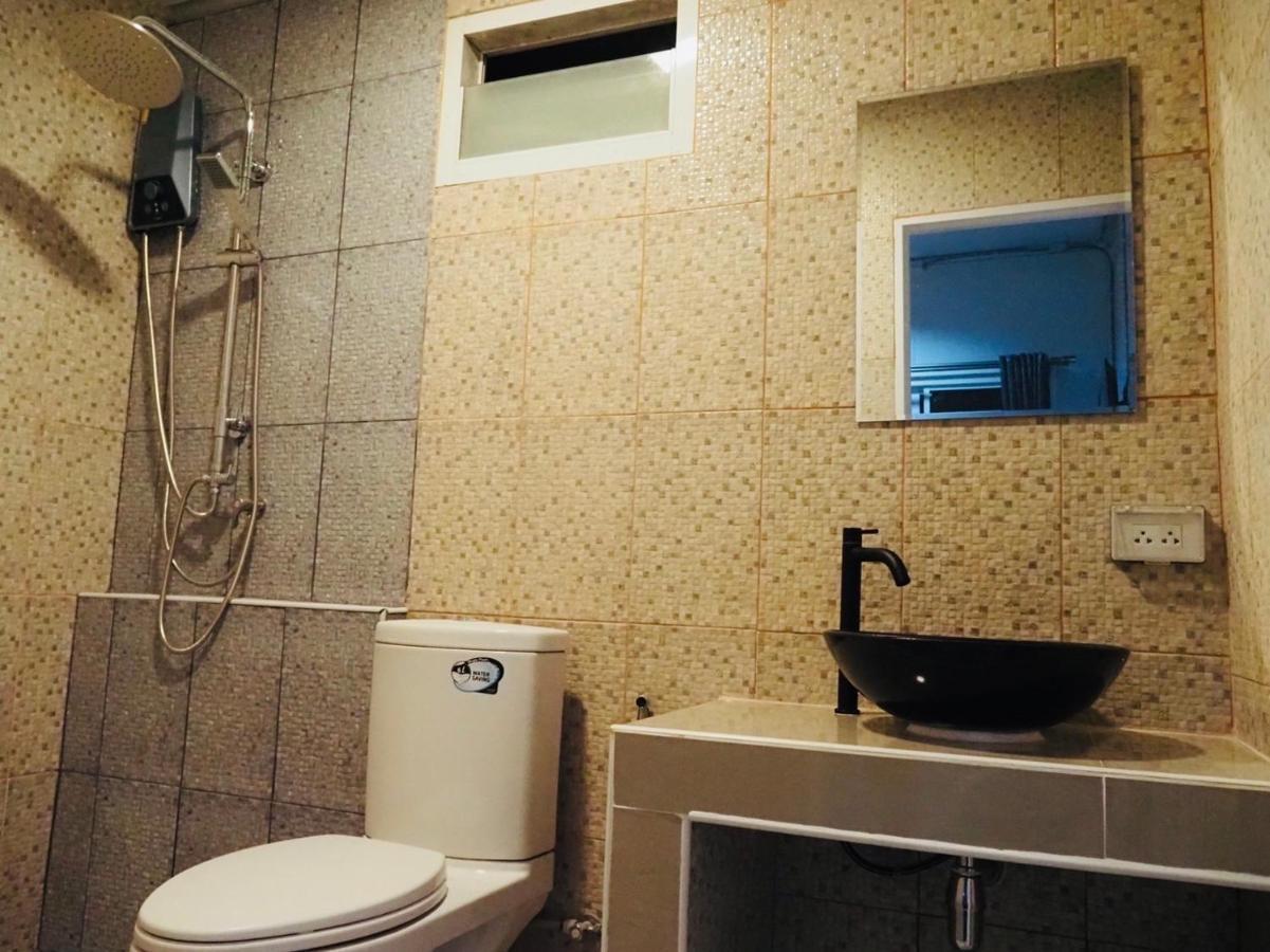 Wild Ones Hostel Банкок Екстериор снимка